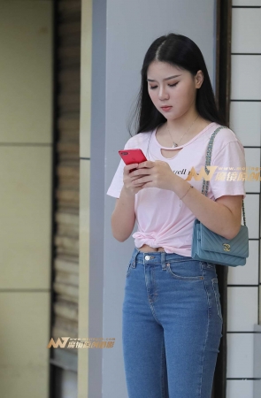 恬静牛仔女孩