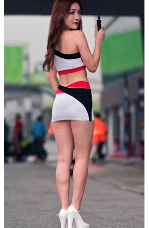 漂亮的车模小姐姐(46P)[402M/JPG]