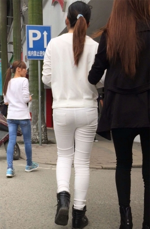 极品紧身白裤白T恤马尾辫美女