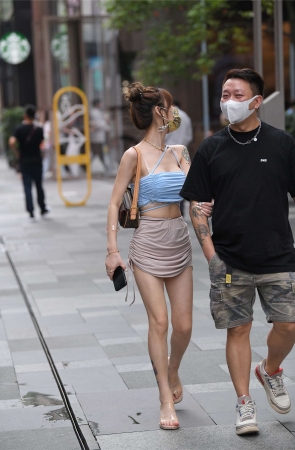 咖色紧身包臀裙香肩纹身