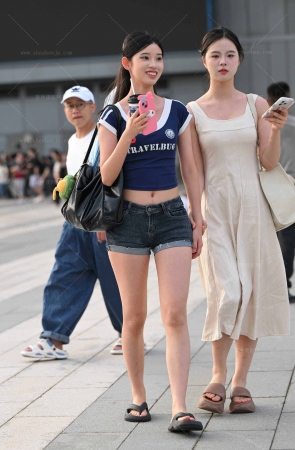 2561-69-65√露肚脐-热裤拖鞋美腿女生