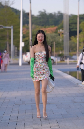 花色紧身包臀裙香肩