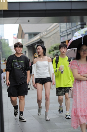 短发美女 映衬女性的优雅气质