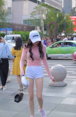 性感紧身短牛美眉