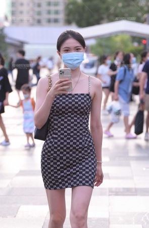 吊带裙美腿小姐姐