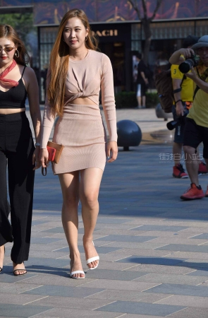 街拍性感包臀裙美女