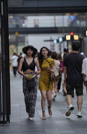 短裙气质美女