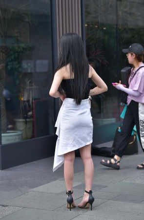 白裙高跟