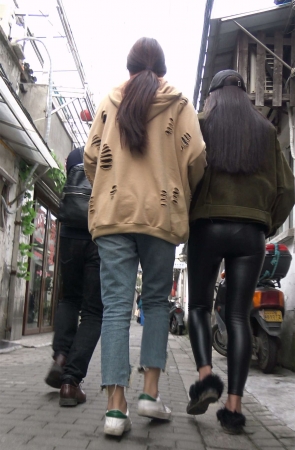 紧身皮裤鸭舌帽女孩