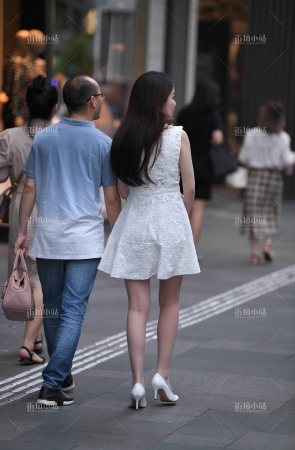街拍白裙白高跟鞋美女