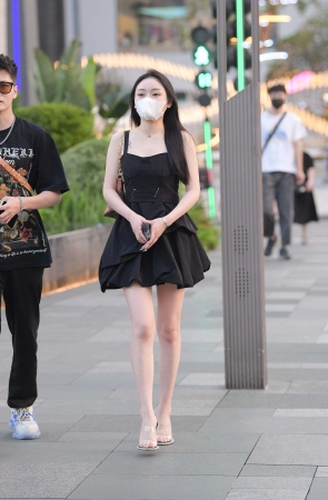 黑色连衣裙美腿美女