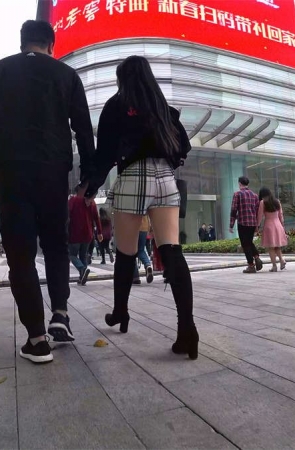 高腰白色条纹宽松热裤黑衣美腿