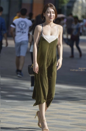 绿长裙黄色高跟鞋，美女香肩加美背。美丽动人！