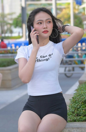 紧身黑色热裤美女