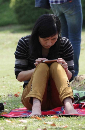 棕色裤子短丝美妇