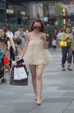 大墨镜美女