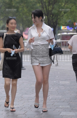 高挑白衬衫蛇纹半身裙女士