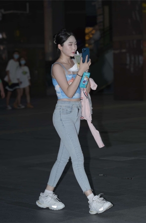 蓝色紧牛香肩吊带