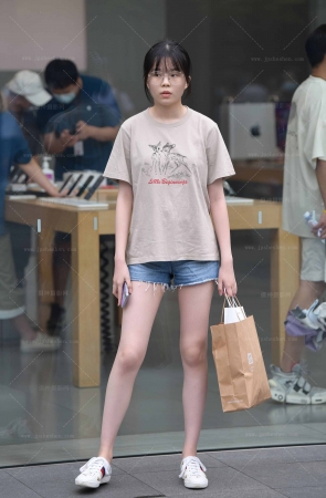 难得一见白白净净的清纯小妹240313-15-79 14P