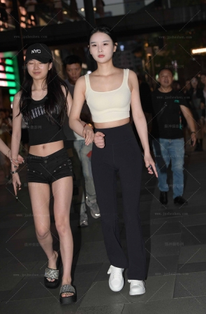 23621-22=86√街拍黑色瑜伽裤小姐姐 19P