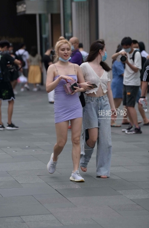 淡紫色吊带短裙妹子