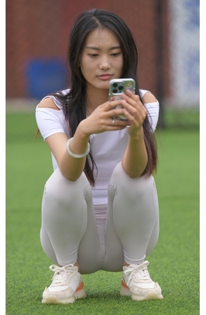 白色瑜伽裤美女【套图+视频】