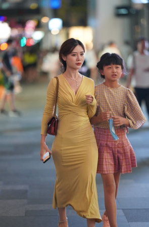 黄色包臀长裙美女