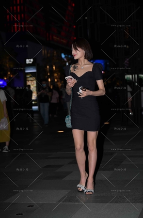 街拍黑色裙美女