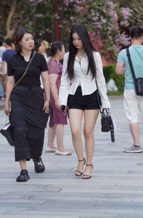 街拍黑色热裤美腿长腿美女