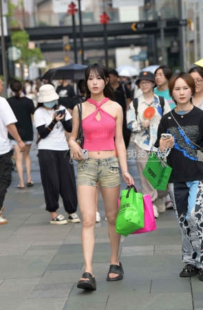 街拍夏日热裤小清新女孩