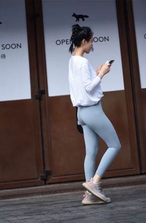 蓝色紧身裤翘臀