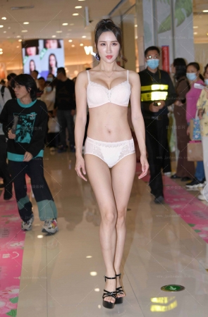 2338-17+61√一模两套，丰满高挑内衣模特 15P