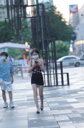 黑色包臀裙妹子