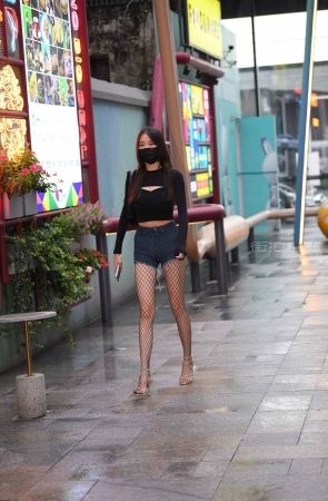 苗条的网袜热裤女孩
