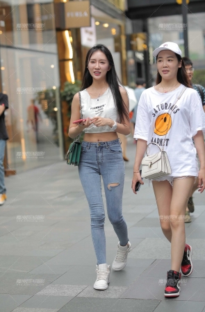 紧牛美眉