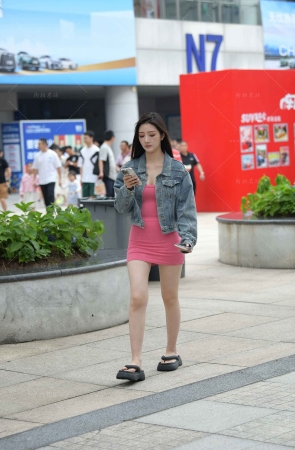 粉色包臀超短裙美眉