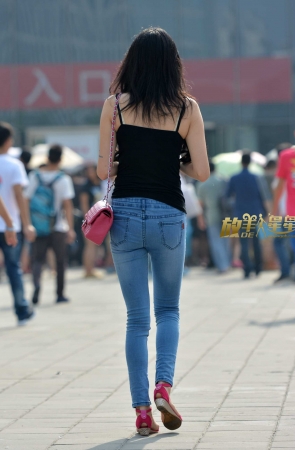 丰满牛仔