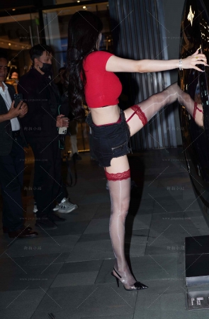 夜拍性感油亮丝长腿美女 【图片➕视频】