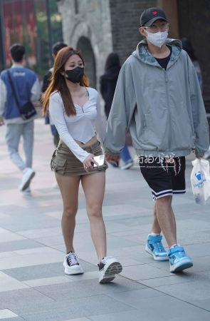 街拍超短裙小女友，春光乍......