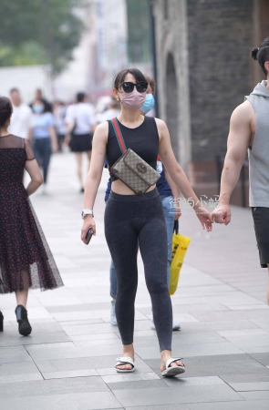 牵手紧身裤女友~