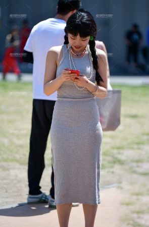 &观战棉质长裙美女