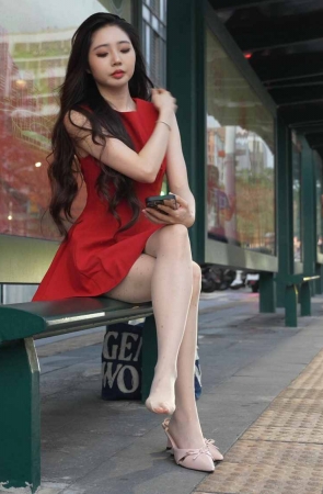 10.9拍摄尝鲜版-红裙肉丝挑鞋等公交8K5min横屏 7P