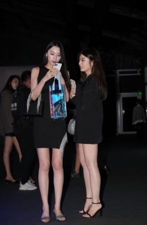 俩闺蜜，我却喜欢微胖型的她~