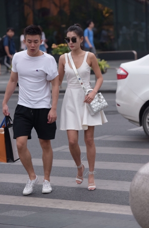 漂亮的白裙美女