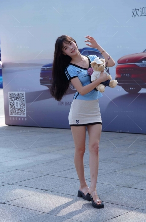 搭讪可爱活泼的短裙美眉