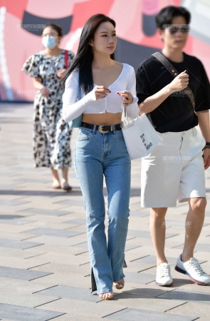 &漂亮牛仔裤美女&
