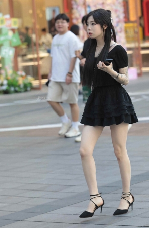街拍短裙高跟妹子