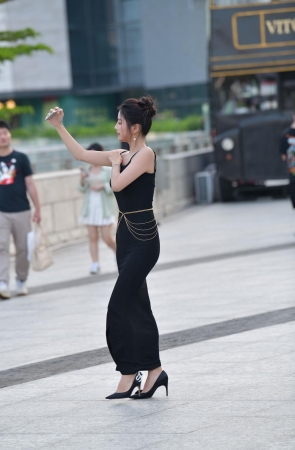 有钱人的老婆，就是貌美如花～