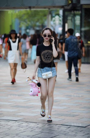 街拍苗条马尾辫小姐姐