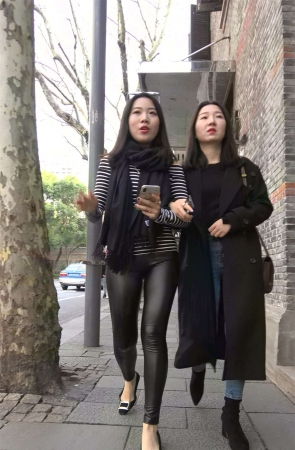 黑色紧身皮裤街拍美臀美女